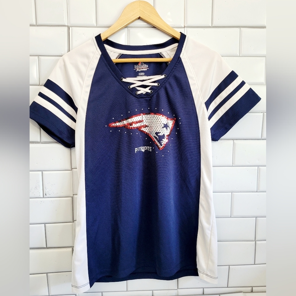 MAJESTIC FAN FASHION Ladies Short Sleeve Patriots Top Lace Up Neckline Color na
